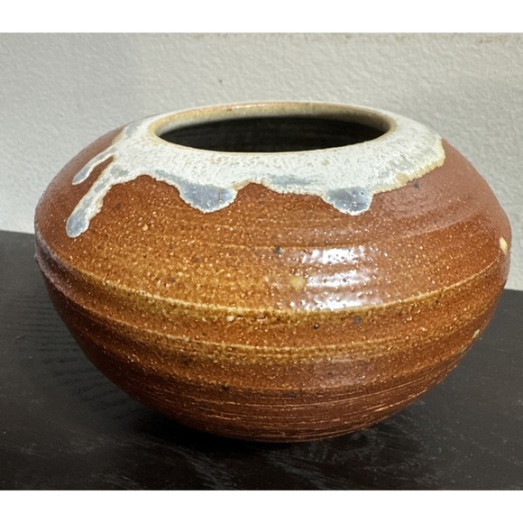 Vtg STONEWARE POTTERY Earth‎  Tone Crock 4" Tall X 6" Wide Aprox. Signed. - Picture 1 of 8